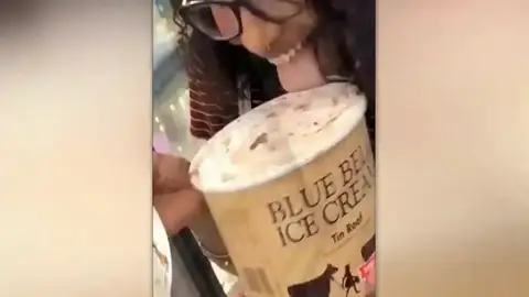 El nuevo reto viral: lamer helados del supermercado y volver a dejarlos en el congelador del supermercado Lamer helados del supermercado y volver a dejarlos en el congelador del supermercado