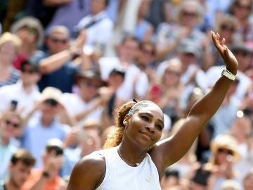 Serena Williams saluda al público