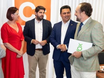 Los equipos negociadores del PP, Fernando López Miras y José Miguel Luengo, junto a la portavoz del grupo parlamentario Ciudadanos, Isabel Franco, y Luis Gestoso.