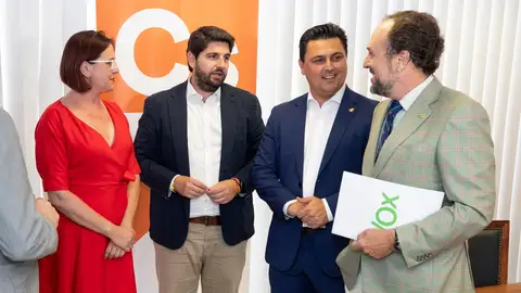 Los equipos negociadores del PP, Fernando López Miras y José Miguel Luengo, junto a la portavoz del grupo parlamentario Ciudadanos, Isabel Franco, y Luis Gestoso. Los equipos negociadores del PP, Fernando López Miras y José Miguel Luengo, junto a la portavoz del grupo parlamentario Ciudadanos, Isabel Franco, y Luis Gestoso.