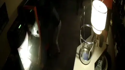 Ocho detenidos y dos investigados de una banda organizada por 28 robos en bares de Pontevedra y A Coruña Ocho detenidos y dos investigados de una banda organizada por 28 robos en bares de Pontevedra y A Coruña