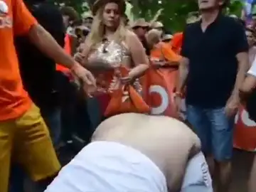 El hombre que se bajó los pantalones frente a Ciudadanos en el Orgullo, asturiano y militante del PSOE El hombre que se bajó los pantalones frente a Ciudadanos en el Orgullo, asturiano y militante del PSOE