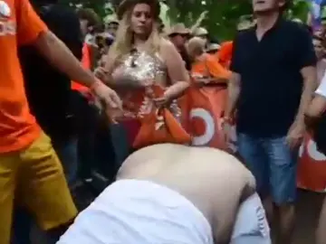 El hombre que se bajó los pantalones frente a Ciudadanos en el Orgullo, asturiano y militante del PSOE El hombre que se bajó los pantalones frente a Ciudadanos en el Orgullo, asturiano y militante del PSOE