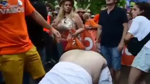 El hombre que se bajó los pantalones frente a Ciudadanos en el Orgullo, asturiano y militante del PSOE El hombre que se bajó los pantalones frente a Ciudadanos en el Orgullo, asturiano y militante del PSOE