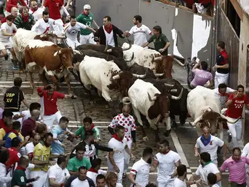 Los de Victoriano del Río hacen un encierro más emocionante y con un corneado Los de Victoriano del Río hacen un encierro más emocionante y con un corneado