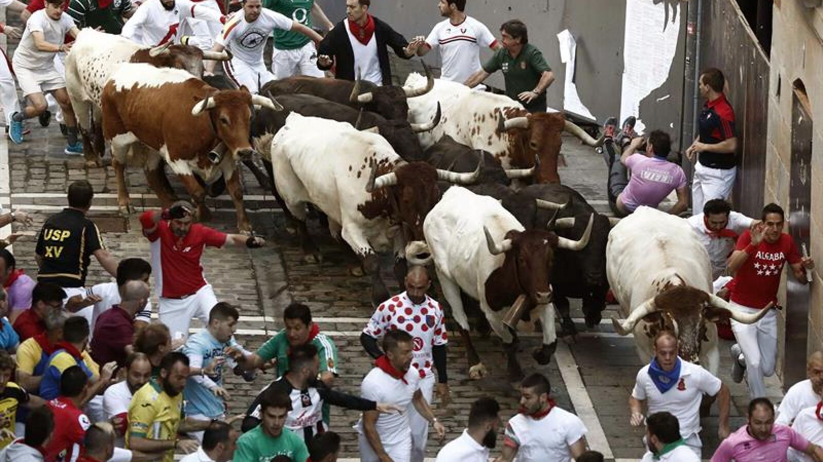 Un herido de asta y cuatro contusiones en el quinto encierro de San Fermín 