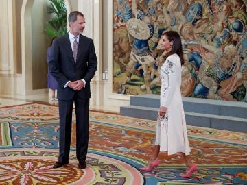 El rey Felipe VI y la reina Letizia durante la audiencia este lunes en el Palacio de La Zarzuela 