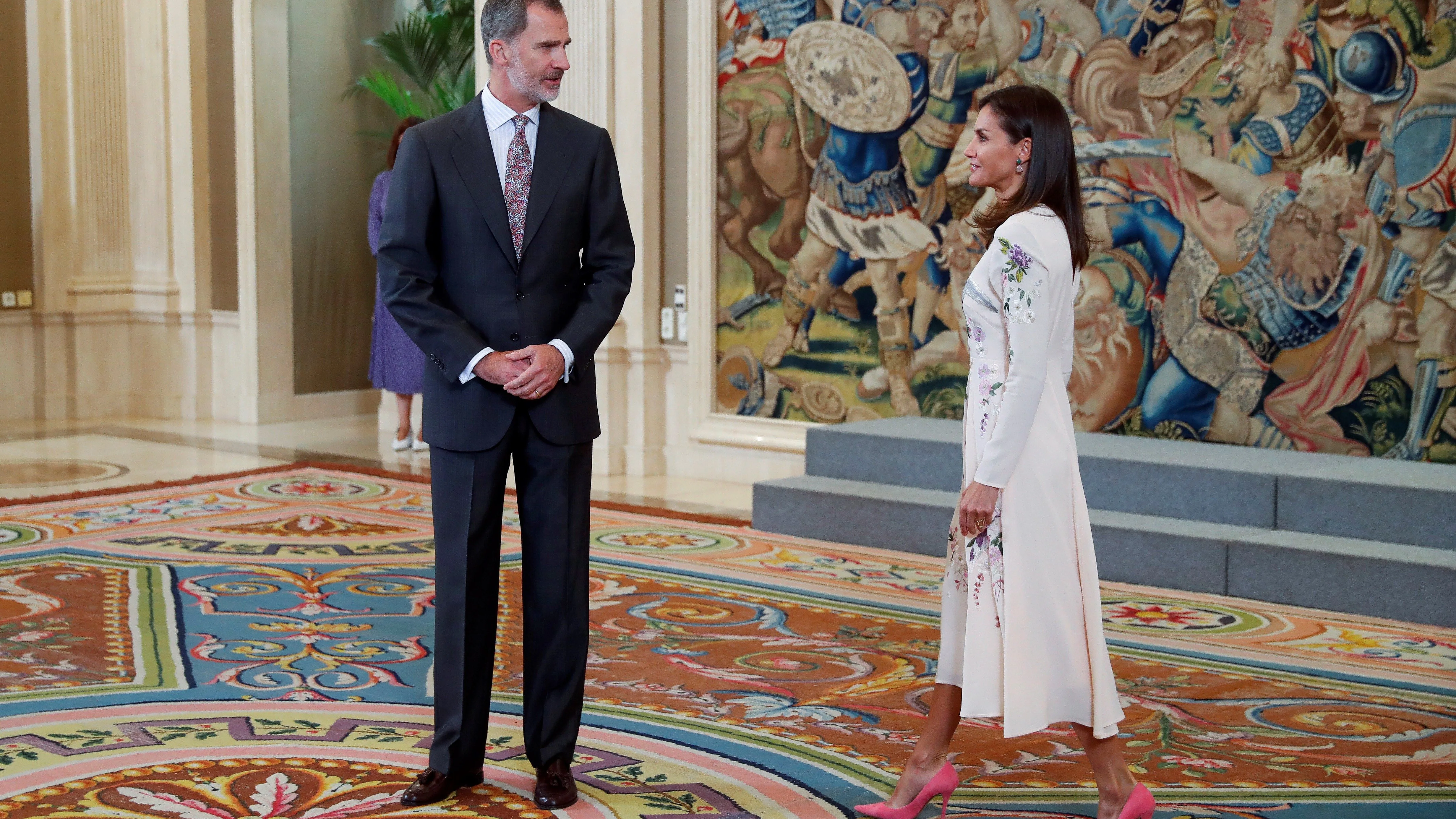 El rey Felipe VI y la reina Letizia durante la audiencia este lunes en el Palacio de La Zarzuela 