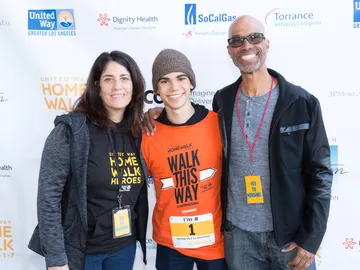 Cameron Boyce junto a su padres Cameron Boyce junto a su padres