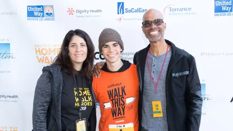 Cameron Boyce junto a su padres Cameron Boyce junto a su padres