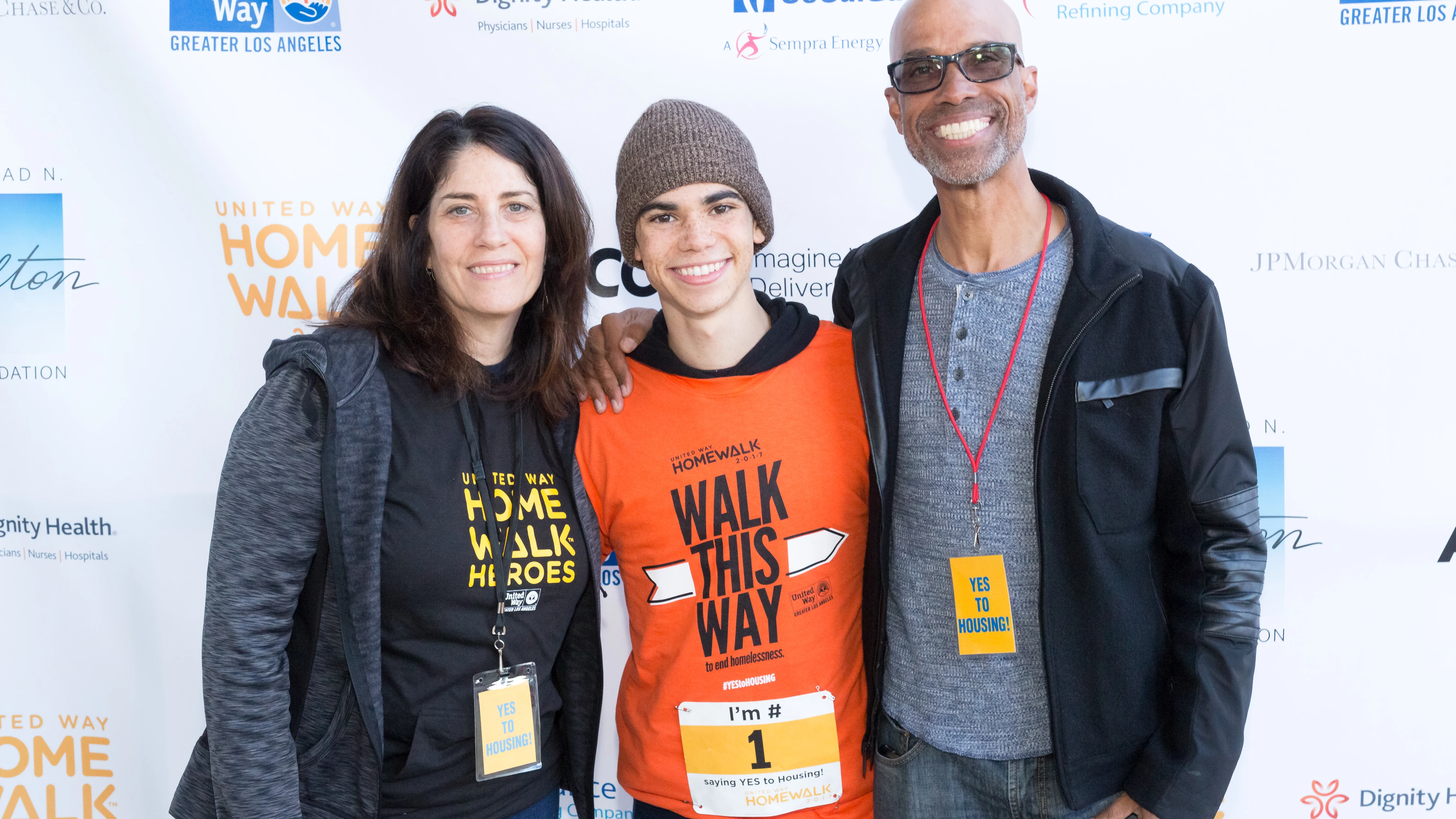 Cameron Boyce junto a su padres Cameron Boyce junto a su padres