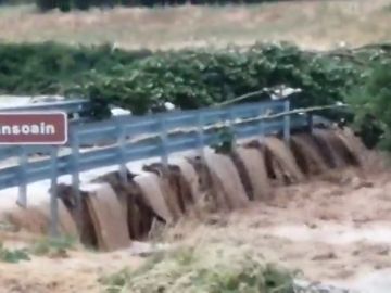 Así es el momento en que se cae un puente por las inundaciones en Sansoain