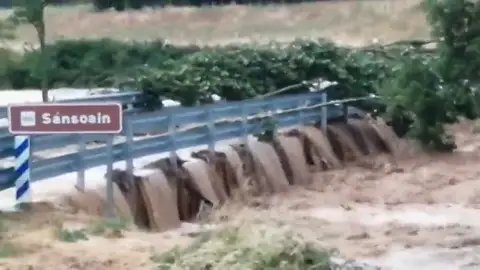 Así es el momento en que se cae un puente por las inundaciones en Sansoain Así es el momento en que se cae un puente por las inundaciones en Sansoain