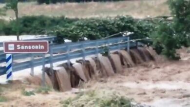 Así es el momento en que se cae un puente por las inundaciones en Sansoain