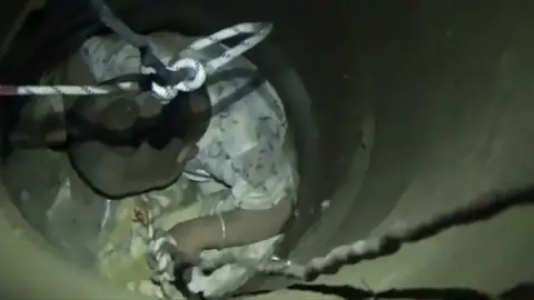 Rescatan a un menor de dos años que cayó a un pozo sin agua Rescatan a un menor de dos años que cayó a un pozo sin agua