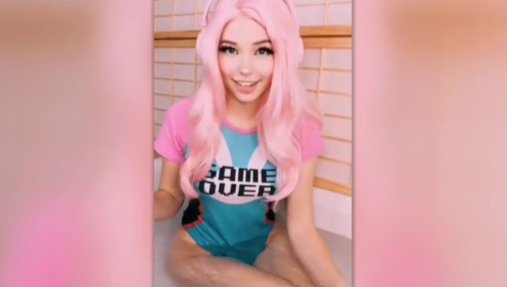 La cosplayer Belle Delphine vende agua para los fans pasada por su cuerpo