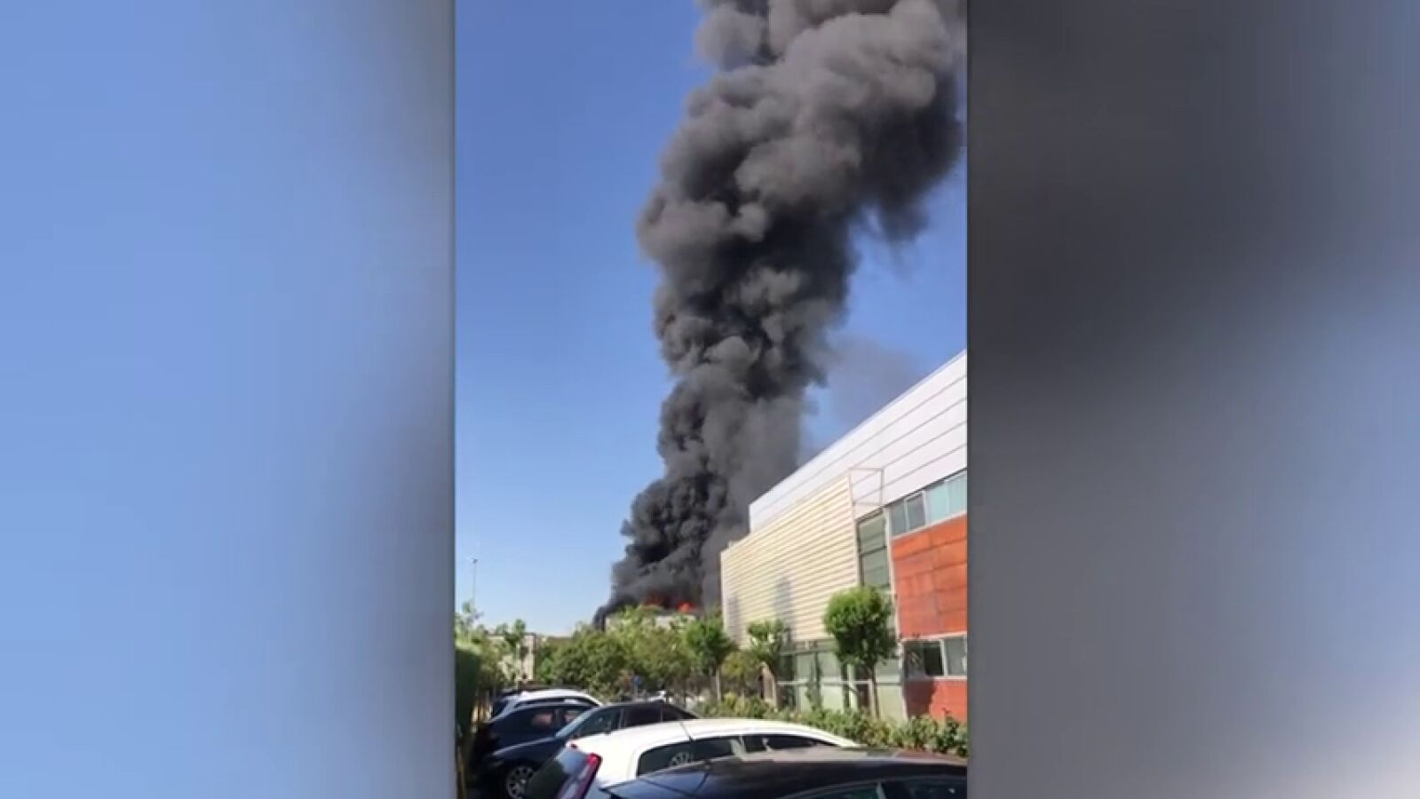 Aparatoso incendio en una nave de químicos en Fuenlabrada (Madrid)