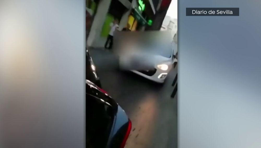 Forcejeo de un taxistas con una pasajera de un VTC en Sevilla