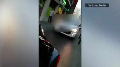 Forcejeo de un taxistas con una pasajera de un VTC en Sevilla Forcejeo de un taxistas con una pasajera de un VTC en Sevilla