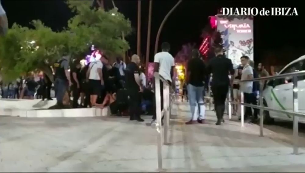 Brutal pelea entre el personal de seguridad y unos turistas en una discoteca de Ibiza