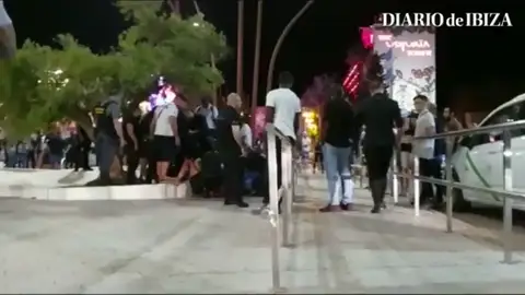 Brutal pelea entre el personal de seguridad y unos turistas en una discoteca de Ibiza Brutal pelea entre el personal de seguridad y unos turistas en una discoteca de Ibiza