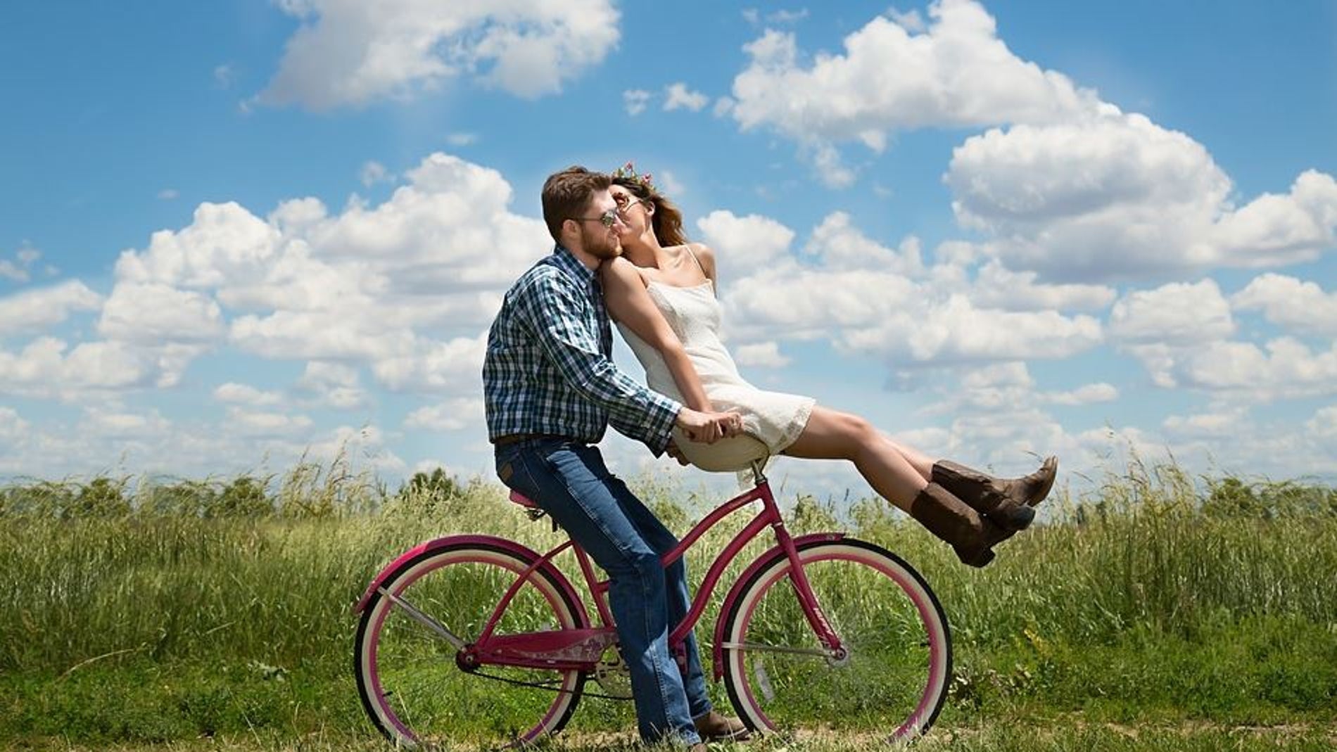 Pareja en bicicleta
