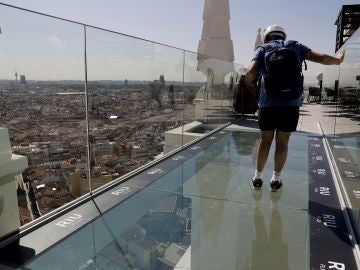 Vista de la pasarela entre los edificios del hotel Riu Plaza de España