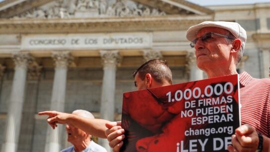&Aacute;ngel Hern&aacute;ndez frente al Congreso de los Diputados