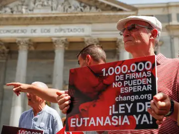 Ángel Hernández frente al Congreso de los Diputados Ángel Hernández frente al Congreso de los Diputados