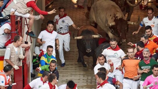 Los toros de la ganader&iacute;a de N&uacute;&ntilde;ez del Cuvillo, durante el sexto encierro de los Sanfermines 2019
