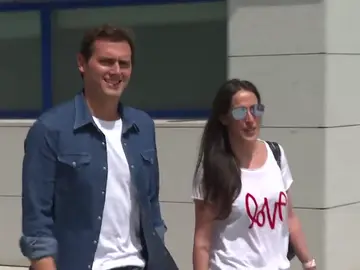 Albert Rivera abandona el hospital acompañado de Malú: "Me pegué un buen susto" Albert Rivera abandona el hospital acompañado de Malú: "Me pegué un buen susto"