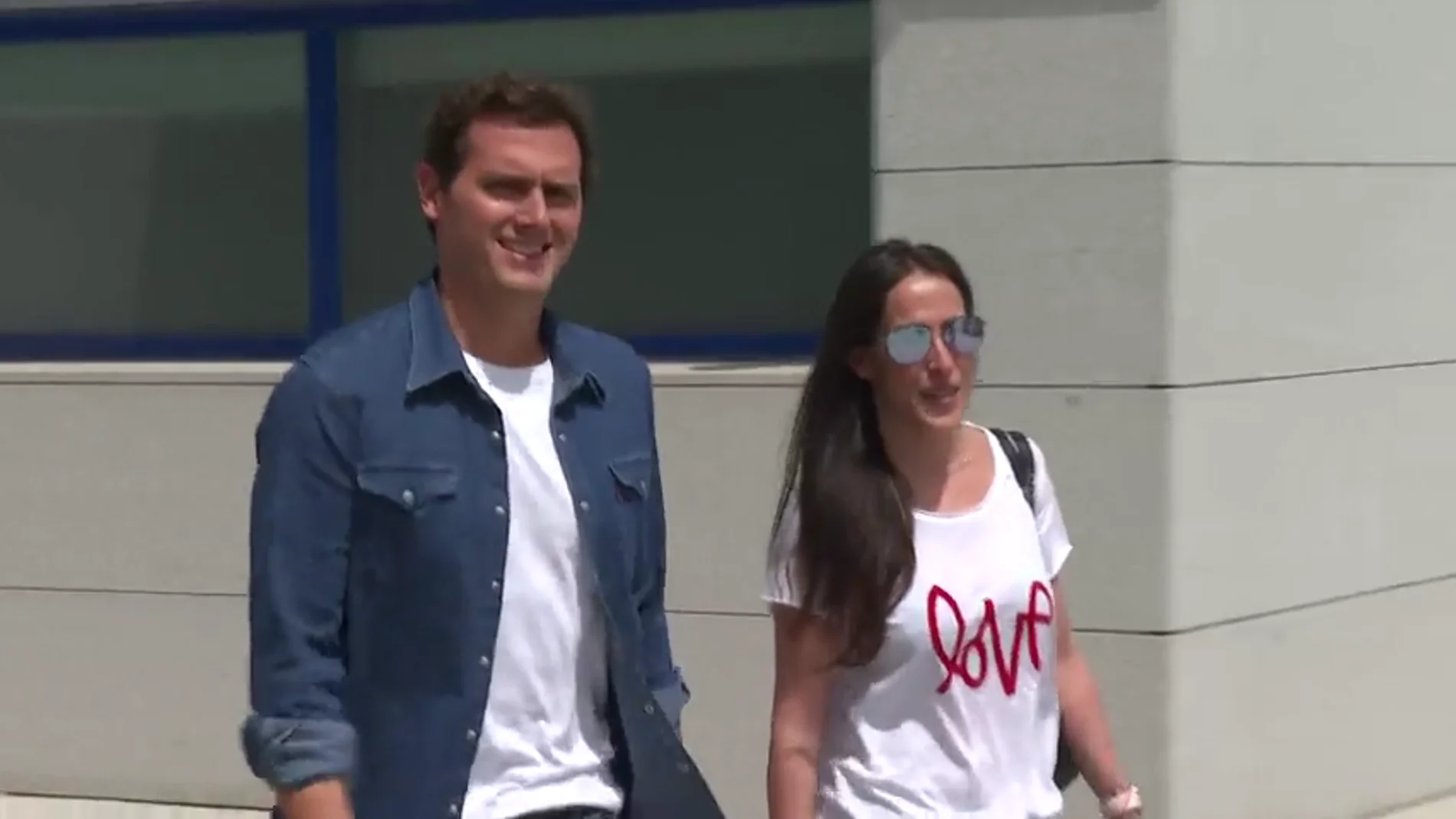 Albert Rivera abandona el hospital acompañado de Malú: "Me pegué un buen susto" Albert Rivera abandona el hospital acompañado de Malú: "Me pegué un buen susto"