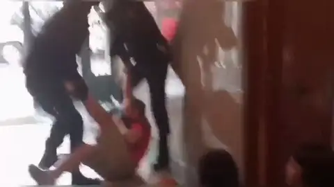 Momentos de tensión con antidisturbios en un desahucio en Carabanchel Momentos de tensión con antidisturbios en un desahucio en Carabanchel