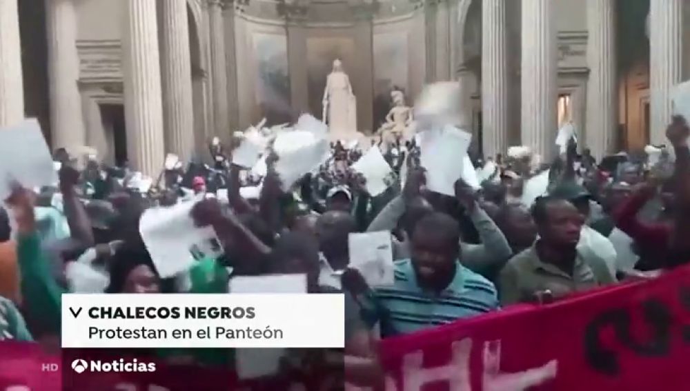Alrededor de 600 'chalecos negros' ocupan el Panteón de París para exigir la regulación de los 'sin papeles'