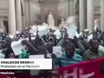 Alrededor de 600 'chalecos negros' ocupan el Panteón de París para exigir la regulación de los 'sin papeles' Alrededor de 600 'chalecos negros' ocupan el Panteón de París para exigir la regulación de los 'sin papeles'