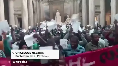 Alrededor de 600 'chalecos negros' ocupan el Panteón de París para exigir la regulación de los 'sin papeles' Alrededor de 600 'chalecos negros' ocupan el Panteón de París para exigir la regulación de los 'sin papeles'