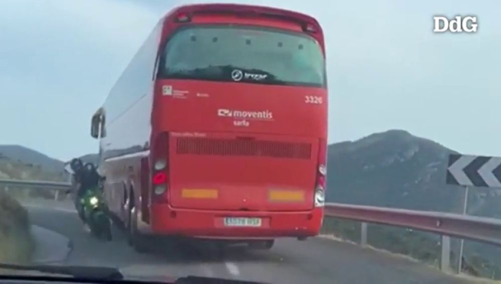 La peligrosa maniobra de un autobús en la carretera que une Roses con Cadaqués