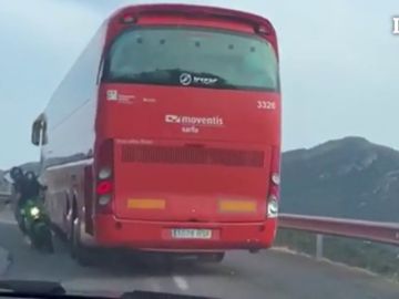 La peligrosa maniobra de un autobús en la carretera que une Roses con Cadaqués