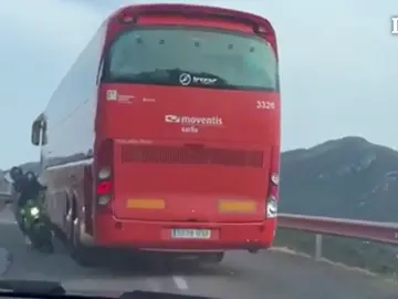 La peligrosa maniobra de un autobús en la carretera que une Roses con Cadaqués La peligrosa maniobra de un autobús en la carretera que une Roses con Cadaqués