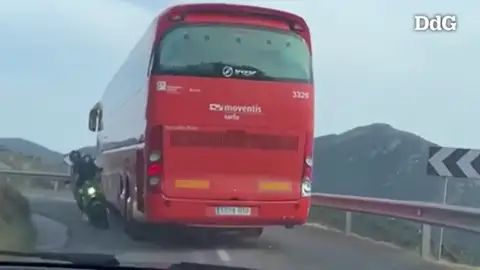 La peligrosa maniobra de un autobús en la carretera que une Roses con Cadaqués La peligrosa maniobra de un autobús en la carretera que une Roses con Cadaqués