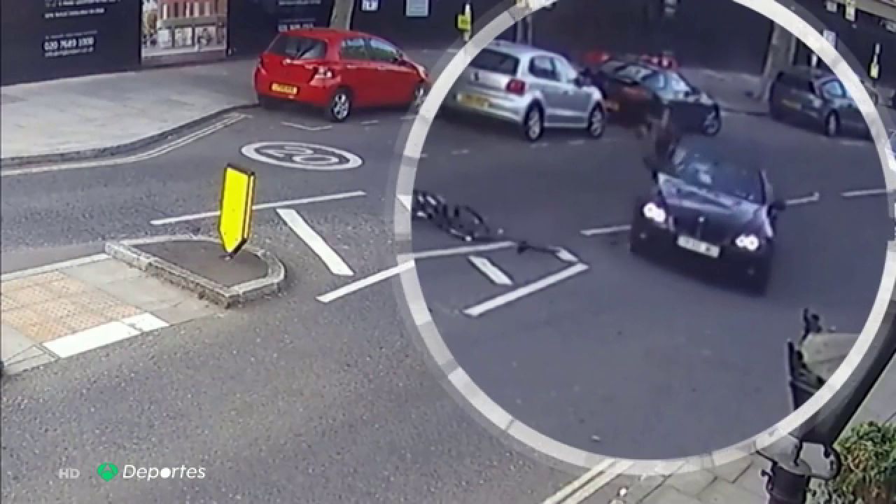 El terrible atropello de un coche a un ciclista que casi le cuesta la ...