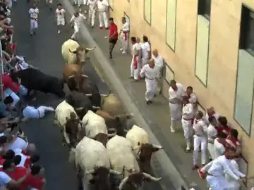 Así ha sido la única cogida del sexto encierro de San Fermín Así ha sido la única cogida del sexto encierro de San Fermín