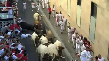 Así ha sido la única cogida del sexto encierro de San Fermín Así ha sido la única cogida del sexto encierro de San Fermín