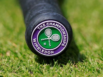 Una raqueta con el logo de Wimbledon