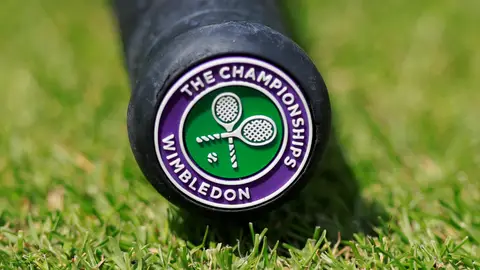 Una raqueta con el logo de Wimbledon Una raqueta con el logo de Wimbledon