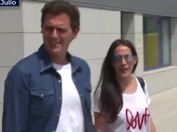 Albert Rivera sale del hospital con Malú