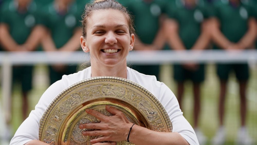 Simona Halep con su trofeo tras la victoria en la final frente a Serena Williams