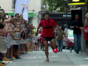 El ingenioso récord Guinness de Christian López: correr de espaldas con aletas de buceo