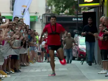El ingenioso récord Guinness de Christian López: correr de espaldas con aletas de buceo El ingenioso récord Guinness de Christian López: correr de espaldas con aletas de buceo