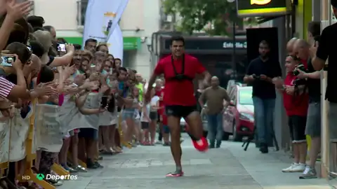 El ingenioso récord Guinness de Christian López: correr de espaldas con aletas de buceo El ingenioso récord Guinness de Christian López: correr de espaldas con aletas de buceo